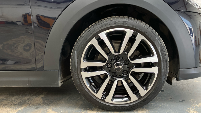 MINI Hatchback 1.5 Cooper Exclusive 3dr Auto Petrol Hatchback